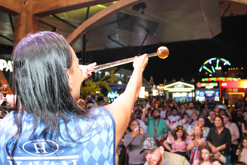 Tradição que atravessa gerações: chope em metro é uma das atrações mais aguardadas da Oktoberfest Blumenau