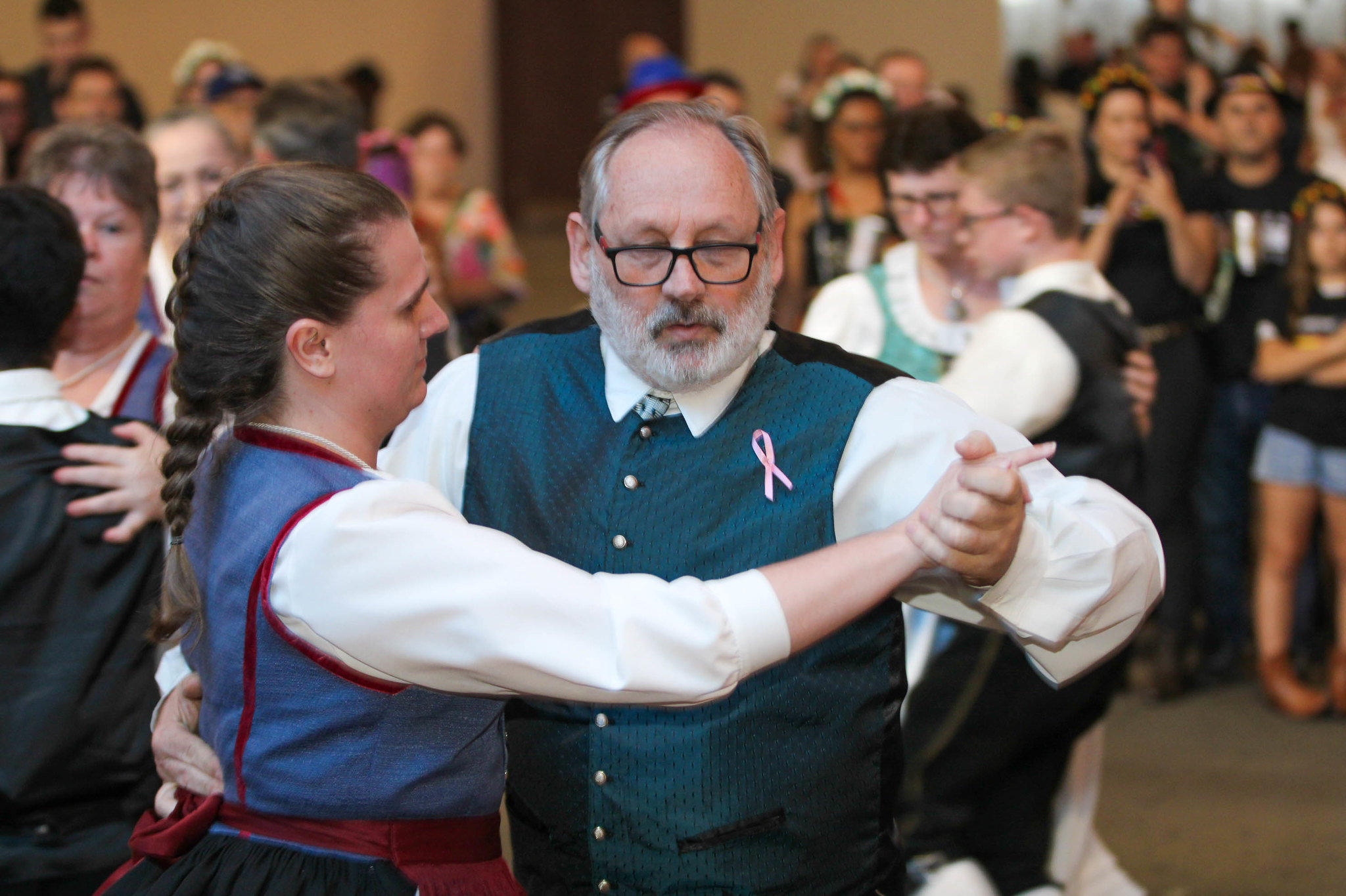 Grupos folclóricos mantêm tradições germânicas vivas na 41ª Oktoberfest