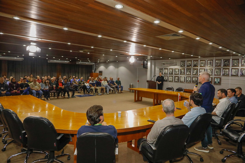 Famílias de três regiões recebem certidão de regularização fundiária