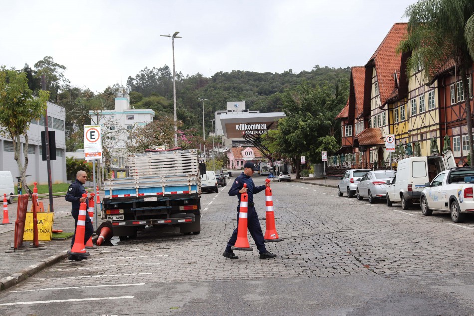 Trânsito na Rua Alberto Stein é alterado para montagem da 40ª Oktoberfest