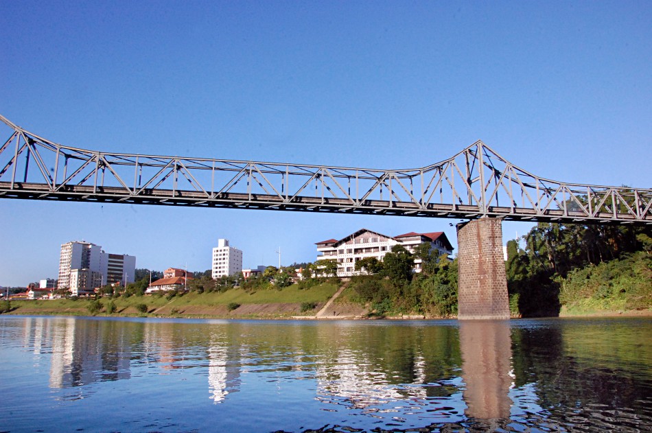 Prefeitura amplia sinalização de altura na Ponte de Ferro neste domingo, dia 7.