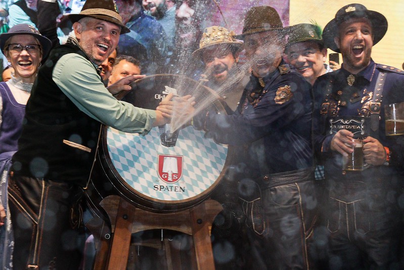 Sangria do barril marca o início da 40ª Oktoberfest Blumenau