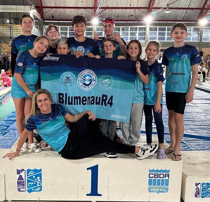 Atletas de Blumenau são medalhistas no tênis de mesa e na natação durante o fim de semana