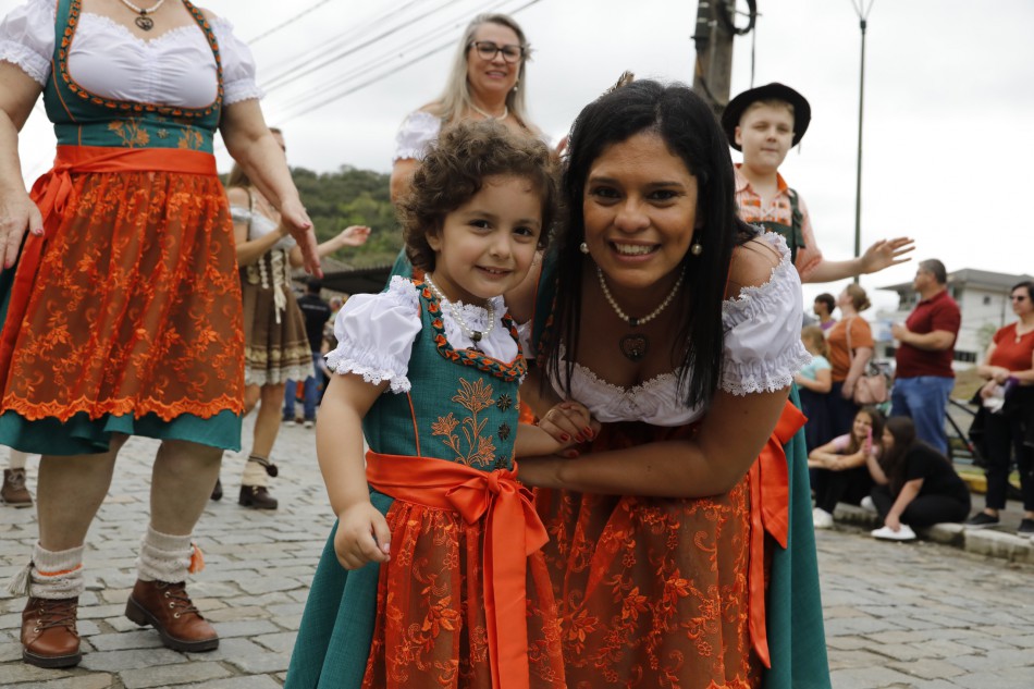 Famílias celebram o Dia das Crianças no desfile da 40ª Oktoberfest na Vila Itoupava